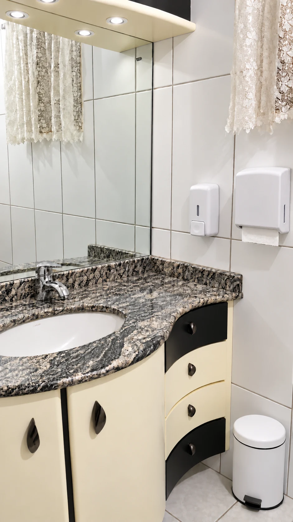 Simulação aprovada do banheiro com espumador plástico de parede, papel-toalha e iluminação