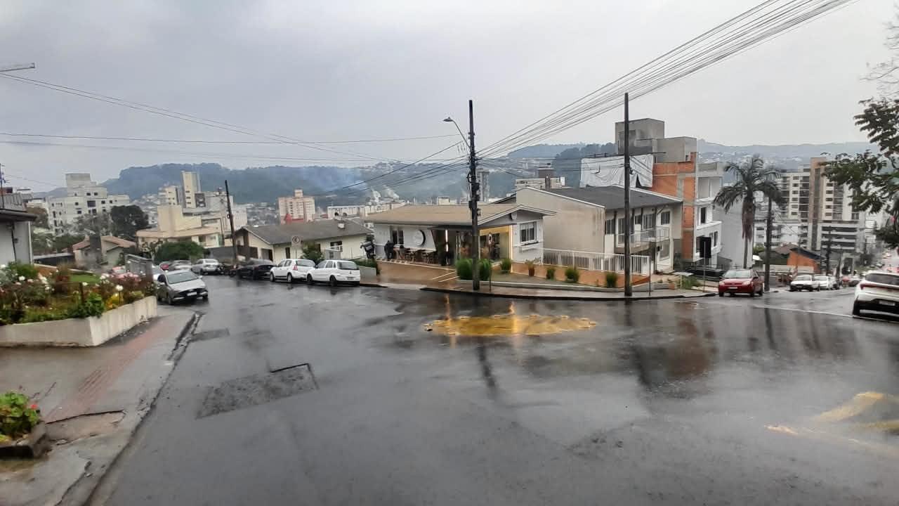 Fotografia real da rua em frente ao imóvel, com a cafeteria Glacê do outro lado
